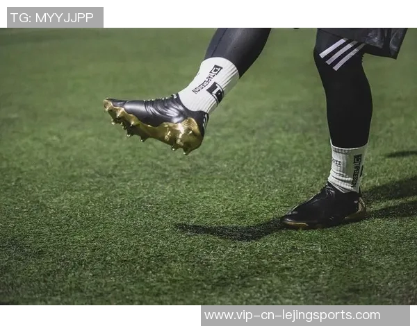 探索皮质足球鞋的魅力与性能提升技巧助你在球场上大放异彩