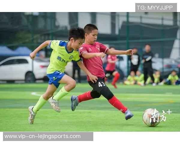 推动足球进校园的意义与挑战探讨